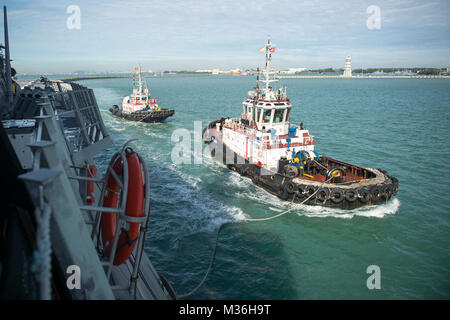 161130-N-MW990-081 BASE NAVALE de Changi, Singapour (30 novembre 2016) guide des remorqueurs USS Coronado (LCS 4) à mesure que le navire s'écarte de la base navale de Changi pour les essais en mer. En ce moment à tour de déploiement à l'appui de l'Asia-Pacific rééquilibrer, Coronado est un navire de guerre rapide et agile sur mesure pour patrouiller les eaux littorales de la région et travailler à coque coque avec des marines, partenaire fournissant 7e flotte avec les capacités flexibles dont elle a besoin maintenant et dans l'avenir. (U.S. Photo de la marine du Maître de 2e classe Michaela Garrison/libéré) USS Coronado, Singapour, le déploiement se poursuit dans la région du Pacifique par # PACOM Banque D'Images