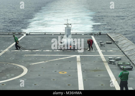 Les marins américains à bord du USS Coronado se préparent à lancer MQ-8B Fire Scout par # PACOM Banque D'Images