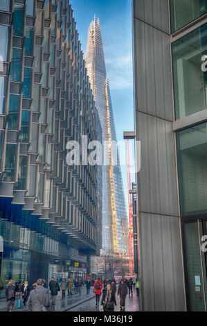 Le gratte-ciel Shard à Londres reflétant la lumière du soleil au lever du soleil, vu à travers les immeubles de bureaux de premier plan. Credit : Malcolm Park/Alamy. Banque D'Images