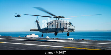 161229-N-BL637-140 OCÉAN PACIFIQUE (déc. 29, 2016) Un MH-60S Sea Hawk à partir d'hélicoptères de combat de la mer (HSC) de l'Escadron 4 décolle du porte-avions USS Carl Vinson (CVN 70) lors d'une démonstration de puissance pour les amis et la famille dans le poste de pilotage. Carl Vinson accueille plus de 2 000 membres de la famille et les amis de démontrer la capacité du navire. (U.S. Photo par marine Spécialiste de la communication de masse 2e classe Sean M. Castellano/libérés) de la mer d'hélicoptères de l'Escadron de Combat 4 capacités montre pour les familles sur le USS Carl Vinson par # PACOM Banque D'Images
