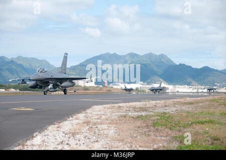 Un vol de quatre U.S. Air Force F-16 Fighting Falcon de la Minnesota Air National Guard's 148e Escadre de chasse de roulage sont places sur la piste à la base commune Pearl Harbor-Hickam, New York, le 20 janvier 2017. C'est la première de l'Aloha Sentry nouvelle année. (U.S. Photo de la Garde nationale aérienne d'un membre de la 1re classe Stan Pak/libérés) Air National Guard détient 2017 u2019s Premier exercice par Aloha Sentry # PACOM Banque D'Images