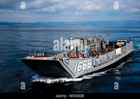 SASEBO, Japon (Janv. 25, 2017) des engins de débarquement de l'utilité (LCU) 1666, affecté à la plage de la Marine (NBU) 7, s'approche de la station de transport amphibie USS Green Bay (LPD 20) lors d'une munitions onload. Green Bay est à une patrouille de routine, opérant dans la région du Pacifique-Indo-Asia pour renforcer les partenariats et d'être une force d'intervention pour tout type d'éventualité. (U.S. Photo par marine Spécialiste de la communication de masse 1re classe Chris Williamson/relâché), USS Green Bay, 31e Marine Expeditionary Unit énoncées en patrouille de la 7e flotte d'uneou par # PACOM Banque D'Images
