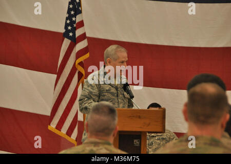 Le major-général Mark Berry, adjudant général de la Garde nationale de l'Arkansas, parle à la formation de soldats de la 77e Brigade d'aviation de déploiement à l'étranger le Dimanche, Février 5, 2017. Les membres de la garde de l'Arkansas sont de deux unités : Co. A, 2e bataillon du 149e de l'Aviation et de l'appui général Det. 1, Co. B, 449e Bataillon de soutien Aviaiton, 77e Brigade d'aviation de combat basé au Camp Joseph T. Robinson de North Little Rock. Le groupe des 80 soldats déployant le dimanche sont dirigés à Fort Hood au Texas pendant environ un mois de formation supplémentaire avant de partir outre-mer et de l'assemblage d'environ 300 Banque D'Images