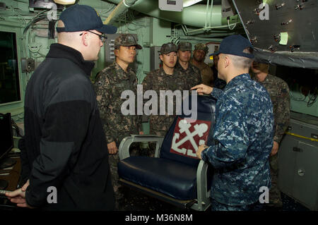 170223-N-RU971-079 SASEBO, Japon (fév. 23, 2017) Le lieutenant J.G. Ray Norris, sous-lieutenant de navire d'assaut amphibie USS Bonhomme Richard (DG 6), explique bien les opérations de pont de marine de la République de Corée, les marins affectés au Commandant, Escadron amphibie (COMPHIBRON) 53, au cours d'un tour de bateau. Bonhomme Richard, l'avant-déployé à Sasebo, au Japon, est au service de l'avant pour avoir une capacité d'intervention rapide en cas de catastrophe naturelle ou d'urgence régionaux. (U.S. Photo par marine Spécialiste de la communication de masse 3 Classe Cameron/McCulloch) Parution de marins de la République de Corée Visitez USS B Banque D'Images