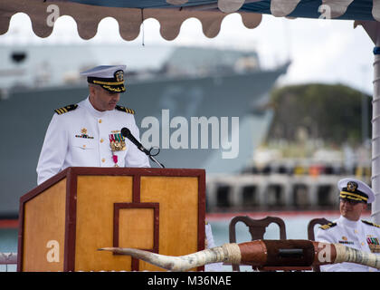 170224-N-LY160-0369 PEARL HARBOR, Hawaï (fév. 24, 2017) Le Cmdr. Todd J. Nethercott, officier commandant, Virginie classe de sous-marin d'attaque rapide USS Texas (SSN 775), d'adresses invités pendant une cérémonie de passation de commandement sur le sous-marin historique piers dans Harbor-Hickam Pearl d'une base commune. (U.S. Photo par marine Spécialiste de la communication de masse 2e classe Michael Lee/libérés) 170105-N-KC128-0 o 33021020802 Banque D'Images