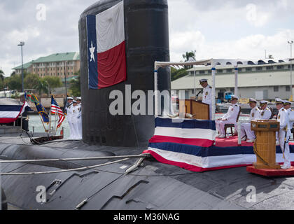 170224-N-LY160-0369 PEARL HARBOR, Hawaï (fév. 24, 2017) Le Cmdr. Todd J. Nethercott, officier commandant, Virginie classe de sous-marin d'attaque rapide USS Texas (SSN 775), d'adresses invités pendant une cérémonie de passation de commandement sur le sous-marin historique piers dans Harbor-Hickam Pearl d'une base commune. (U.S. Photo par marine Spécialiste de la communication de masse 2e classe Michael Lee/libérés) 170105-N-KC128-0 o 33021015182 Banque D'Images