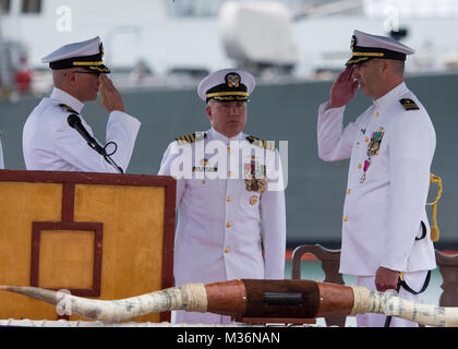 170224-N-LY160-0369 PEARL HARBOR, Hawaï (fév. 24, 2017) Le Cmdr. Mike R. Dolbec, gauche, soulage le Cmdr. Todd J. Nethercott, droite, comme commandant de la Virginie-classe sous-marin d'attaque rapide USS Texas (SSN 775), au cours d'une cérémonie de passation de commandement sur le sous-marin historique piers dans Harbor-Hickam Pearl d'une base commune. (U.S. Photo par marine Spécialiste de la communication de masse 2e classe Michael Lee/libérés) 170105-N-KC128-0 o 32362202293 Banque D'Images