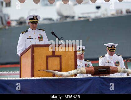 170224-N-LY160-0369 PEARL HARBOR, Hawaï (fév. 24, 2017) Le Cmdr. Mike R. Dolbec, officier commandant, Virginie classe de sous-marin d'attaque rapide USS Texas (SSN 775), d'adresses invités pendant une cérémonie de passation de commandement sur le sous-marin historique piers dans Harbor-Hickam Pearl d'une base commune. (U.S. Photo par marine Spécialiste de la communication de masse 2e classe Michael Lee/libérés) 170105-N-KC128-0 o 32332322364 Banque D'Images