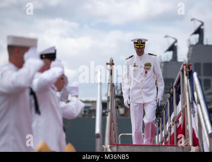 170224-N-LY160-0369 PEARL HARBOR, Hawaï (fév. 24, 2017) Le Cmdr. Todd J. Nethercott, est joué à terre au cours de la Virginia-classe sous-marin d'attaque rapide USS Texas (SSN 775) Cérémonie de passation de commandement, le sous-marin historique piers dans Harbor-Hickam Pearl d'une base commune. (U.S. Photo par marine Spécialiste de la communication de masse 2e classe Michael Lee/libérés) 170105-N-KC128-0 o 32332318834 Banque D'Images