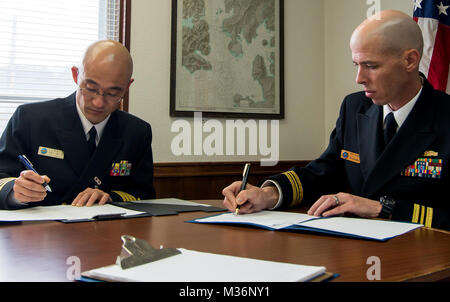 170308-N-SD711-0021 SASEBO, Japon (Mar. 8, 2017) La commande de munitions de la Marine américaine l'Asie de Sasebo de détachement de la Division Officier responsable Le Lieutenant Cmdr. Scot Haven et le Japon d'autodéfense maritime - l'Installation de maintenance de munitions Le Capitaine Commandant Kinoshita Harunobu signent un protocole d'entente à bord NMC Maebata explosées à l'installation, commandant de la flotte américaine de Sasebo Activités. Le protocole concerné JMSDF déménagement leurs munitions dans le NMC, Maebata explosées Installation. (U.S. Photo par marine Spécialiste de la communication de masse Seaman Geoffrey P. Barham/publié aux États-Unis), les forces japonaises s'agr Banque D'Images