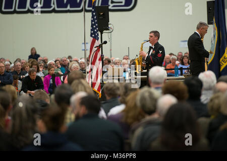 KENOSHA, Wisconsin (23 mars 2017) 1ère classe musicien Dana Booher effectue avec l'United States Navy Harmonie pendant un concert à Indian Trail High School et de l'académie à Kenosha, Wisconsin la U.S. Navy Band effectuée dans neuf États au cours de son 23-city tournée nationale, reliant la Marine aux collectivités qui n'apparaît pas au travail des marins sur une base régulière. (U.S. Photo par marine Chef Adam Grimm/libérés) Bande Marine visites Kenosha par United States Navy Band Banque D'Images