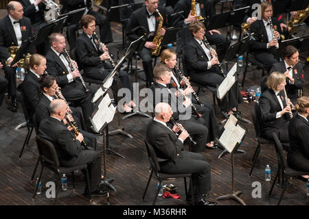AMES, Iowa (30 mars 2017) l'United States Navy Band effectue de l'Université d'Iowa's Stephens Auditorium à Sioux City, en Iowa. La U.S. Navy Band effectuée dans neuf États au cours de son 23-city tournée nationale, reliant la Marine aux collectivités qui n'apparaît pas au travail des marins sur une base régulière. (U.S. Photo par marine Chef Adam Grimm/libérés) Bande Marine Ames visites par United States Navy Band Banque D'Images