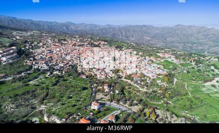 L'œil de l'oiseau de vue aérienne célèbre destination touristique valley Pano Lefkara village, Larnaca, Chypre. Chambre carrelée de céramique grecque orthodoxe de toitures, ch Banque D'Images