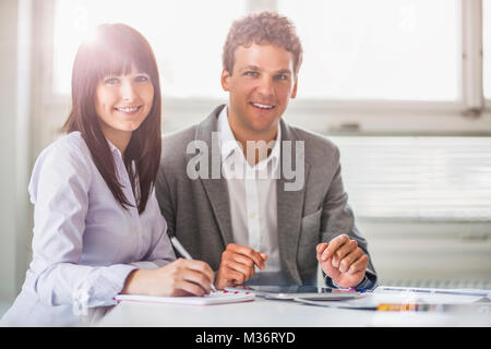 Portrait of young business people working at desk in office Banque D'Images
