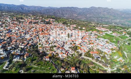 L'œil de l'oiseau de vue aérienne célèbre destination touristique valley Pano Lefkara village, Larnaca, Chypre. Chambre carrelée de céramique grecque orthodoxe de toitures, ch Banque D'Images