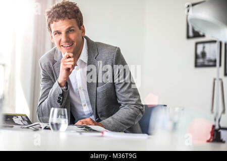 Portrait of young woman table office Banque D'Images