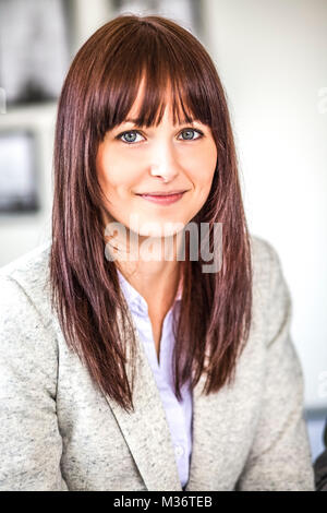 Portrait de belle jeune businesswoman in office Banque D'Images