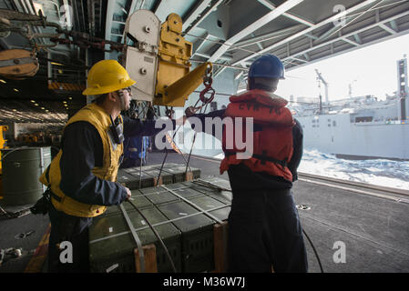 151202-N-YD641-017 LES EAUX SITUÉES AU SUD DU JAPON (déc. 02, 2015) Les marins à une munition joindre Mark II chariot porte papillon dans la zone de la Marine américaine est que l'avant-déployé porte-avions USS Ronald Reagan (CVN 76) lors d'un déchargement de munitions militaires avec commande de transport maritime de marchandises et de munitions ship USNS Wally Schirra (T-AKE 8). Ronald Reagan et son aile, l'air carrier Air Wing 5 (CVW), fournir une force prête au combat qui protège et défend les intérêts collectifs des maritimes des États-Unis et de ses alliés et partenaires dans la région Asie-Pacifique Indo-Asia. (U.S. Photo de la marine par la communication de masse Banque D'Images