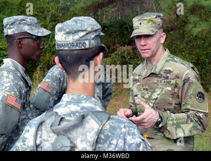 FORT BENNING, Décembre 11, 2015 - Le Général de Brigade Tom Carden, commandant de la Garde nationale de Géorgie en Géorgie, Enamoradoullom Alexis privée gardes Secteur Felix Jackson et la FPC. Anthony Dickson qui sont en ce moment à six semaines de leur formation de combat de base à Fort Benning. Combat de base au CG par formation de la Garde nationale de Géorgie Banque D'Images