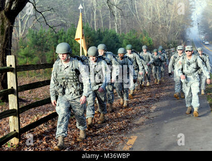 KENNESAW MOUNTAIN NATIONAL BATTLEFIELD PARK, Kennesaw, Ga, le 12 décembre 2015 - La Géorgie l'Army National Guard Officer Candidate School class 55 s'embarque dans un six-mile ruck mars à la Kennesaw Mountain National Battlefield Park. En plus des six mile ruck mars, le BSC a reçu une visite du champ de bataille de l'histoire militaire 161e Détachement. La Garde Nationale de Géorgie photo par le capitaine William Carraway / relâché six kilomètres à parcourir par la Garde nationale de Géorgie Banque D'Images