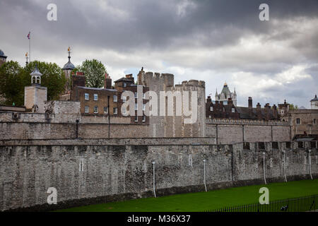 Le mur rideau extérieur et de douves sèches de la Tour de Londres - château historique et attraction touristique populaire sur la rive nord de la Tamise dans le centr Banque D'Images