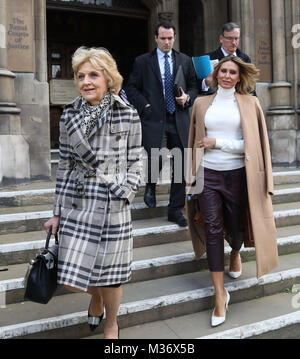 Pic montre : Haute Cour de Londres Tatiana Akhmedova arrive, droite, avec la célébrité divorce avocat Fiona Shackleton QC Pic par Gavin Rodgers/Pixel800 Banque D'Images