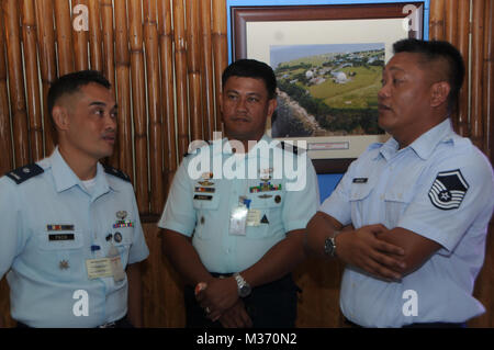 L'Armée de l'Air Philippine Le major Frederick Pacia et PAF Le Major Nestor Ramos discuter avec Maître maintenance radar Sgt. Gino Marianno radar un technicien de maintenance affecté à la 169e Escadron de défense aérienne au cours d'un programme de partenariat de l'État expert en la matière changent à la station aérienne de Wallace, le 29 août 2016. Le Programme de partenariat de l'État est un programme de la Garde nationale qui relie un garde nationale de l'état avec un pays partenaire pour aider à renforcer les capacités et la coopération en matière de sécurité. (U.S. Photo de la Garde nationale aérienne Aviateur Senior Corpuz Orlando/libérés) 160829-Z-PW099-301 par Virginia Air National Guard Banque D'Images