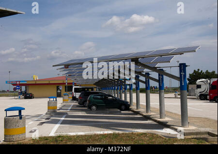 Installer des panneaux solaires sur les domaines de stationnement de l'autoroutes italiennes Banque D'Images