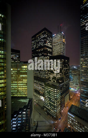 Centre Toronto-Dominion illuminée la nuit dans la région de Toronto centre-ville Quartier des banques de Bay Street. Banque D'Images