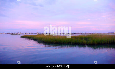 Magnifique coucher de soleil se couche sur l'eau et dans les marais de l'île creekside eaux de la côte de la Caroline du Sud Banque D'Images