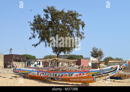 Bateaux de pêche en bois artisanaux (pirogues) dans la Petite Côte, au Sénégal Banque D'Images