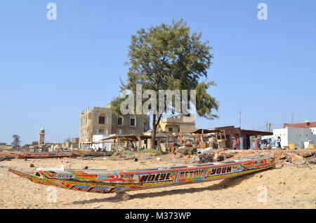 Bateaux de pêche en bois artisanaux (pirogues) dans la Petite Côte, au Sénégal Banque D'Images