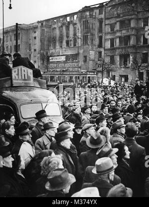 Le haut-parleur de voiture RIAS (radiodiffusion dans le secteur américain) annonce la réforme monétaire à une foule d'attente à la gare Bahnhof Zoo à Berlin le 20 mars 1948. Dans le monde d'utilisation | Banque D'Images