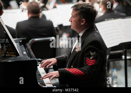 INDIANAPOLIS (4 avril 2017) 1re classe Darrell Fitzpartin musicien joue avec l'United States Navy Band à Pike Performing Arts Centre, à Indianapolis. La U.S. Navy Band effectuée dans neuf États au cours de son 23-city tournée nationale, reliant la Marine aux collectivités qui n'apparaît pas au travail des marins sur une base régulière. (U.S. Photo par marine Chef Adam Grimm/libérés) Bande Marine visites Indianapolis par United States Navy Band Banque D'Images