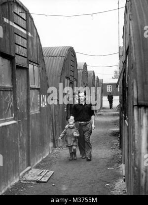 Vue sur une rangée de huttes Nissen qui servent d'abris d'urgence dans le camp de Friedland (sans date). Le 26 septembre 1945, l'armée britannique a ouvert un camp d'accueil dans la petite ville de Friedland. La ville a été choisi parce qu'il se trouve entre les Britanniques, les Américains et la zone russe. Les réfugiés, homecomers à partir de la guerre, et les immigrants ont été reçus à Friedland et fournis avec leurs besoins de base. Dans le monde d'utilisation | Banque D'Images