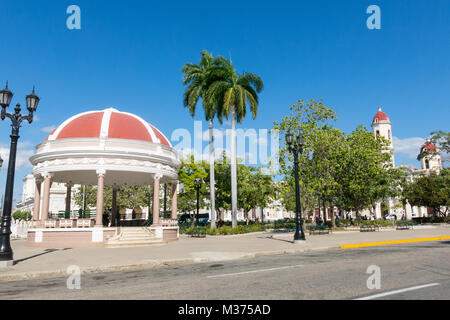 CIENFUEGOS, CUBA. Jose Marti Park, la place principale de Cienfuegos, en face de la Purisima Concepcion cathédrale. La ville de Cienfuegos, Banque D'Images