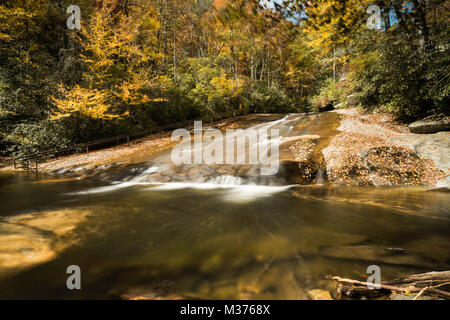 Cascade de glissement dans les Appalaches de la Caroline du Nord occidentale en grand couleurs d'automne Banque D'Images