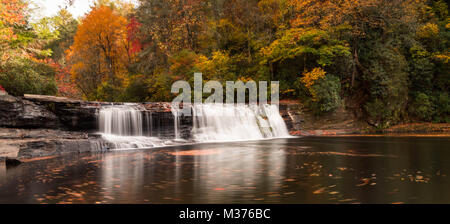 Hooker Falls dans la Caroline du nord des Appalaches à la fin de l'automne Banque D'Images