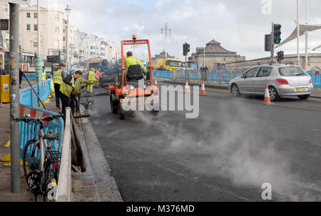 Entretien des autoroutes travaux de réfection de la route du tarmac sur le front de mer de Brighton au Royaume-Uni Banque D'Images