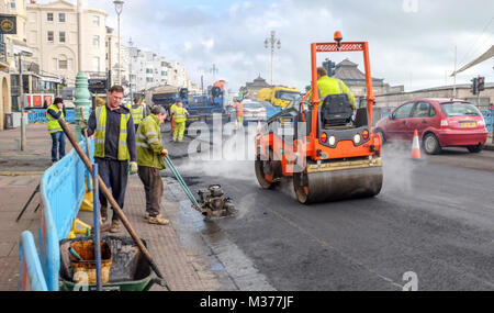 L'entretien de la route goudronnée travaux de resurfaçage sur le front de mer de Brighton UK Photographie prise par Simon Dack Banque D'Images