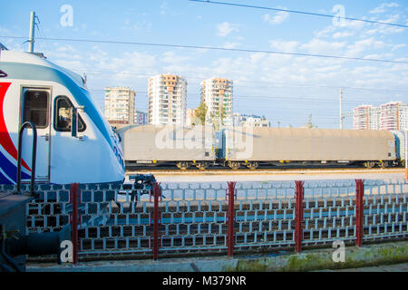 Train à grande vitesse moderne se déplace rapidement le long de la plate-forme Banque D'Images