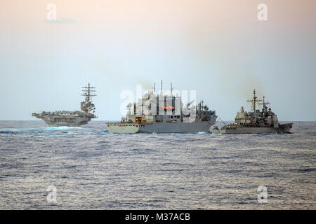 161025-N-UF697-057 MER DES PHILIPPINES (24 oct. 25, 2016) Le porte-avions de classe Nimitz USS Ronald Reagan (CVN 76), gauche, s'éloigne de la commande de transport maritime militaire (MSC) de marchandises et de munitions Ship USNS Charles Drew (T-AKE 10), centre, et la classe Ticonderoga croiseur lance-missiles USS Chancellorsville (CG 62), droite, au cours d'un ravitaillement en mer. Ronald Reagan, le groupe aéronaval du porte-drapeau de cinq (5) CSG, est en patrouille dans la mer des Philippines la prise en charge de la sécurité et de la stabilité dans la région du Pacifique-Indo-Asia. (U.S. Photo de la marine du Maître de 2e classe Kevin C. Cunningham/relâché), USS Banque D'Images