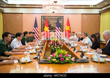 161026-N-DX698-186 Hanoi, Vietnam (oct. 26, 2016) de l'Armée populaire du Vietnam, chef d'état-major général et sous-ministre de la Défense nationale, le lieutenant général Phan Van Giang, centre gauche, et le SMA. Harry Harris Jr., commandant du Commandement du Pacifique des États-Unis, répondre au ministère de la Défense nationale. Au cours de leur réunion, Harris a réaffirmé l'engagement des États-Unis pour le renforcement des relations bilatérales et de renforcer la capacité du Vietnam, en particulier dans les domaines de la sécurité maritime et de l'application de la loi. (U.S. Photo par Marine Maître de 1re classe Jay M. Chu/libéré) Le commandant du Commandement du Pacifique des États-Unis répond à w Banque D'Images