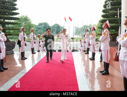 161026-N-DX698-178 Hanoi, Vietnam (oct. 26, 2016) de l'Armée populaire du Vietnam, chef d'état-major général et sous-ministre de la Défense nationale, le lieutenant général Phan Van Giang, à gauche, et le SMA. Harry Harris Jr., commandant du Commandement du Pacifique des États-Unis, rendre honneurs au cours de l'honneur de la cérémonie au Ministère de la Défense nationale. (U.S. Photo par Marine Maître de 1re classe Jay M. Chu/libéré) Haut Amiral du Pacifique Visite Au Vietnam par # PACOM Banque D'Images