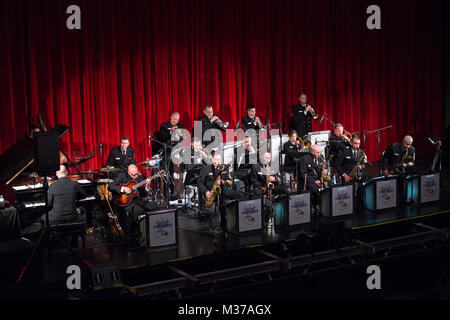 BOULDER, Colorado (oct. 30, 2016) La U.S. Navy Band Commodores harmonie effectue au Centre Fairview High School, à Boulder, Colorado. La bande marine effectuée dans sept Etats lors d'une 18-city, 2 500 milles tournée nationale, reliant les communautés partout aux États-Unis pour leur marine. (U.S. Photo de la marine par le Premier maître de Adam Grimm/libérés) U.S. Navy Band Boulder, Colo. visites par United States Navy Band Banque D'Images