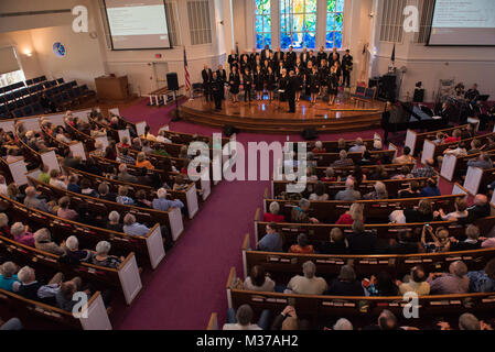 161030-N-HG258-008 ANNANDALE, VIRGINIA (30 octobre 2016) La Mer chalumeaux chorus ont célébré leur 60e anniversaire avec un concert à Annandale, Virginia, avec les anciens de la groupe. Le chœur a été formé comme un groupe d'hommes en 1956 et chargé de perpétuer les chansons de la mer. En 1980, le groupe a ajouté les femmes à leurs rangs et ont élargi leur répertoire pour y inclure tout, de Brahms à Broadway. (U.S. Photo de la marine par le maître de Stephen Hassay/libérés) 150311-N-HG258- par United States Navy Band Banque D'Images