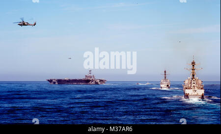 161104-N-FT178-094 OCÉAN PACIFIQUE (nov. 4, 2016) Un hélicoptère MH-60S Seahawk, affecté à l'hélicoptère Black Knights de l'escadron de combat naval (HSC) 4, la prise en charge d'un groupe aéronaval, y compris de gauche à droite, l'USS Carl Vinson (CVN 70), USS Wayne E. Meyer (DDG 108) et USS Dewey (DDG 105), au cours d'une démonstration de force d'entraînement en commun. Un groupe aéronaval est en cours d'exercice de l'unité de formation composite en prévision d'un déploiement. (U.S. Photo de la marine du Maître de 2e classe Nathan K. Serpico/) Parution de l'Escadron d'hélicoptères de combat de la mer 4 exécute la démonstration de force de la formation Banque D'Images