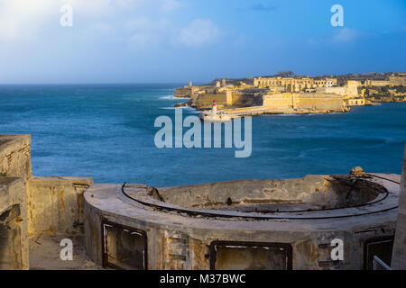 Malte. Fort Ricasoli et brise-lames avec le phare vu depuis les murs de Fort Saint Elmo, Grand Port Banque D'Images