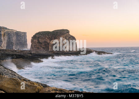 L'île de Gozo falaises avec champignon Rock (îlot) pendant la tempête du printemps. Dwejra, archipel maltais Banque D'Images