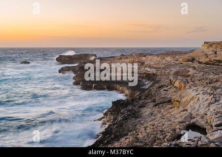 Côte de l'île de Gozo au printemps tempête. Dwejra, archipel maltais Banque D'Images